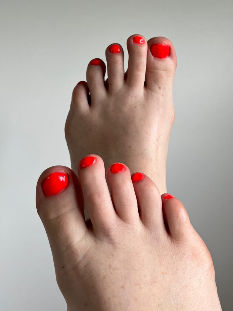 Anna Aussie Feet is a Australian OnlyFans Model