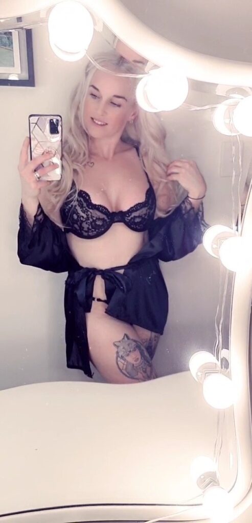 Cupcake Girl is a Australian OnlyFans Model